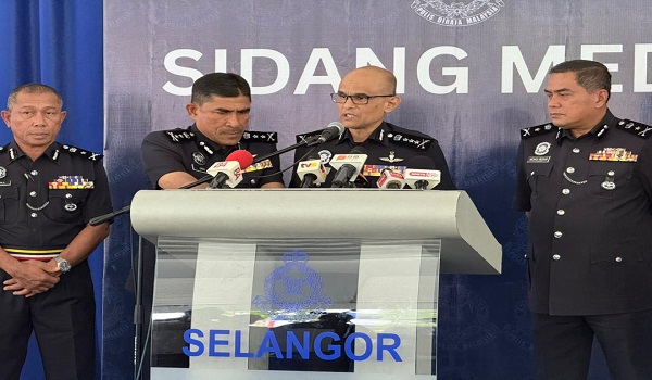 Ketua Polis Selangor, Datuk Shazeli Kahar (dua dari kiri)